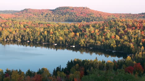 Slow-Pan-Of-Scenic-Lake-Cabins-With-Fall-Colors