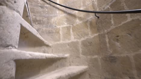 Subiendo-Una-Escalera-De-Caracol-De-Hormigón-En-Un-Edificio-Antiguo