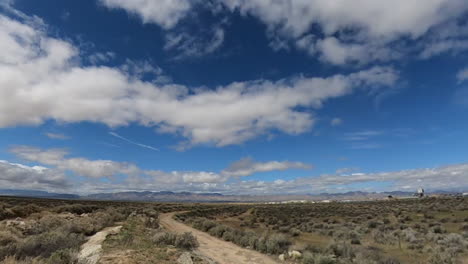 Nubes-Rodando-Sobre-El-Paisaje-Del-Desierto-De-Mojave---Lapso-De-Tiempo-Panorámico-De-ángulo-Bajo