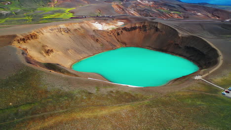 Lago-Azul-Brillante-Del-Cráter-Viti---Volcán-Krafla-En-El-Norte-De-Islandia---Antena