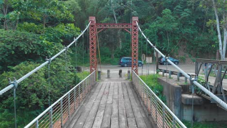 Überqueren-Sie-Die-Blanchisseuse-Spring-Bridge-In-Trinidad