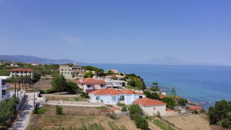 Griechisches-Dorf-Und-Gebäude-Auf-Der-Insel
