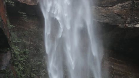 slow-motion-of-Belmore-Falls-flowing-off-the-cliff