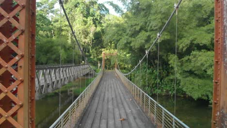 überquerung-Der-Blanchisseuse-Spring-Bridge-In-Trinidad-Am-Späteren-Nachmittag