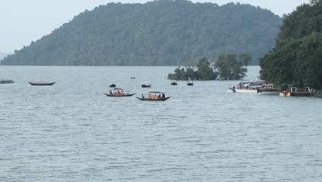 Boat-Man-paddling-the-boat-at-Maithon-Damn-at-Dhanbad-in-Jharkhand,-India-on-27-September-2020