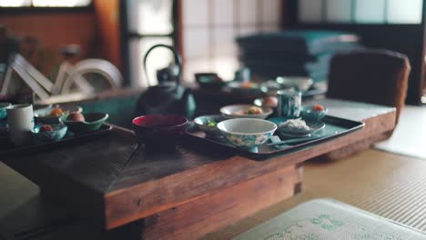 Tabletts-Mit-Japanischem-Frühstück,-Serviert-Auf-Einem-Traditionellen-Irori-Tisch-In-Wakayama,-Japan---Selektiver-Fokus,-Statische-Aufnahme