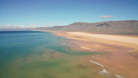 Drone-Volando-Sobre-La-Impresionante-Playa-De-Raudisandur-En-El-Oeste-De-Islandia---Toma-Ascendente