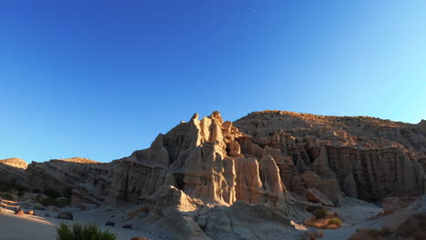 Se-Ven-Formaciones-De-Paisajes-Casi-Alienígenas-En-Los-Acantilados-De-Arenisca-En-El-Parque-Estatal-Redrock-Canyon