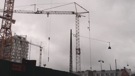 Construction-crane-lifting-construction-object-up-on-cloudy-day