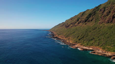 Hermosas-Olas-Azules-Junto-A-Las-Verdes-Montañas-Del-Oeste-De-Oahu,-Hawaii---Antena