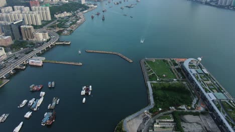 Hong-Kong-Marina-Mit-Verankerten-Booten-Und-Gebäuden-Im-Kwun-Tong-bereich,-Luftbild