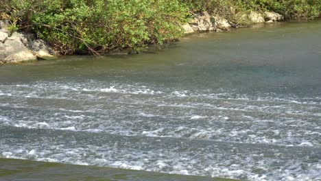 El-Agua-Salpicada-Fluye-Sobre-Una-Pequeña-Cascada-Artificial-Del-Pequeño-Río-Local-En-El-Primer-Plano-De-La-Ciudad-De-Seúl