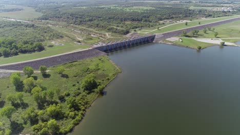 Aerial-video-of-the-dam-on-Lake-Proctor-in-Comanche-County-in-Texas