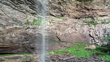 Nahaufnahme-Des-Wasserfalls-Und-Des-Steilen-Felsigen-Hintergrunds