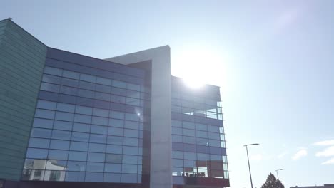 Modernes-Glas-Bürogebäude-Reflexion-Blauer-Himmel-Sonnenschein-Stadtbild-Architektur-Einschieben