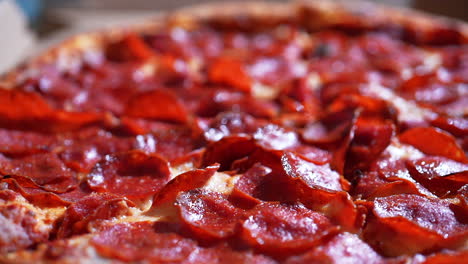 Peperoni-Pizza-Mit-Fleisch-Auf-Dem-Geschmolzenen-Käse-Und-Kruste-Frisch-Aus-Dem-Ofen---Verschiebbare-Isolierte-Ansicht