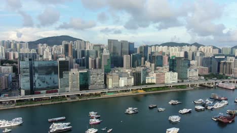 Puerto-Deportivo-De-Hong-Kong-Con-Barcos-Anclados-Y-Edificios-Del-área-De-Kwun-Tong,-Vista-Aérea