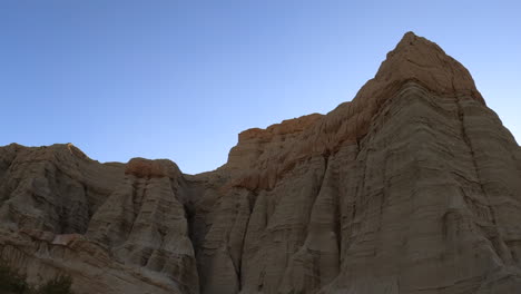 Die-Sandsteinfelsen-Im-Redrock-Canyon-State-Park-Erstrecken-Sich-In-Der-Dämmerung-In-Den-Klaren-Blauen-Himmel