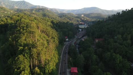 Aerial-Approaching-View-to-Gatlinburg-City,-Tennessee,-USA,-Freeway-and-Forest-Getaway-to-Great-Smoky-Mountains