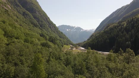 Video-De-Drones-De-Un-Valle-Verde-Ubicado-En-La-Región-De-Hardanger,-Noruega