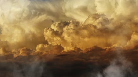 Dicke-Kumuluswolken-Rücken-Bei-Sonnenuntergang-Oder-Sonnenaufgang-Näher