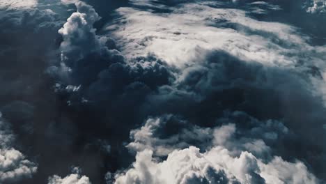 Sicht-Von-Oben,-Helle-Dunkle-Kumuluswolken-Am-Blauen-Himmel