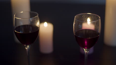 Zwei-Gläser-Rotwein-Auf-Kerzenbeleuchtetem-Tisch---Dolly-Rechts