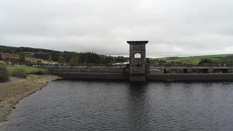 Alwen-Reservoir-Industrielles-Hydroelektrisches-Wahrzeichen-Luftbild-Vorbei-Am-Historischen-Ländlichen-Seestaudammgebäude