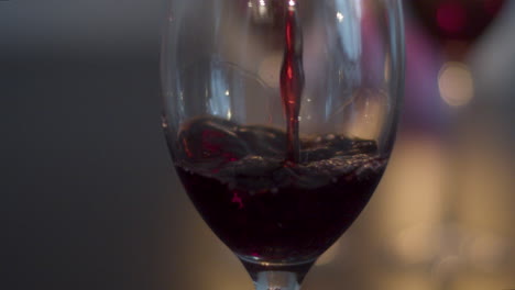 Rotwein-In-Zeitlupe-In-Glas-Gegossen