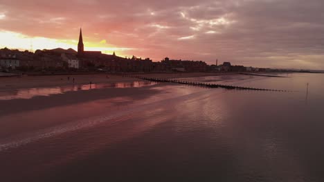Wunderschöner-Strand-Von-Portobello-In-Edinburgh-Während-Des-Dramatischen-Sonnenuntergangs---Luftdrohnenansicht