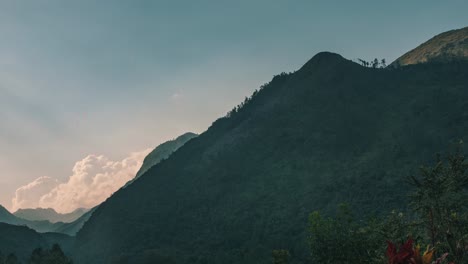 Schöner-Naturzeitraffer-Mit-Gottstrahlen,-Bergen,-Hügeln-Und-Wolken-Während-Des-Sonnenuntergangs-In-Guatemala