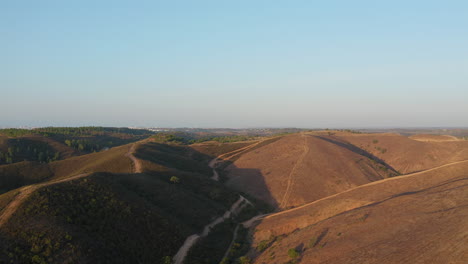 Luftaufnahme-Des-Wunderschönen-Tals,-Umgeben-Von-Kargen-Hügeln-Und-Feldwegen-In-Der-Algarve,-Portugal