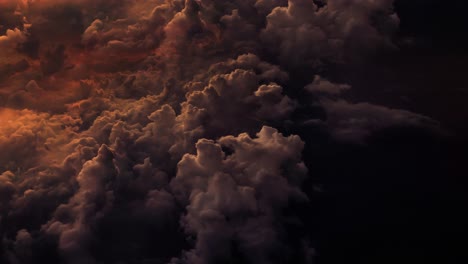 Sichtweise-Rücken-Dicke-Orangefarbene-Kumuluswolken-Näher,-Um-Anzuzeigen,-Dass-Ein-Sturm-Auftreten-Wird