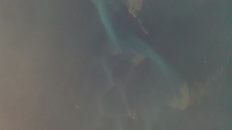 Fliegen-über-Den-Wolken-Mit-Blick-Auf-Das-Blaue-Gletscherflussbett-In-Südisland