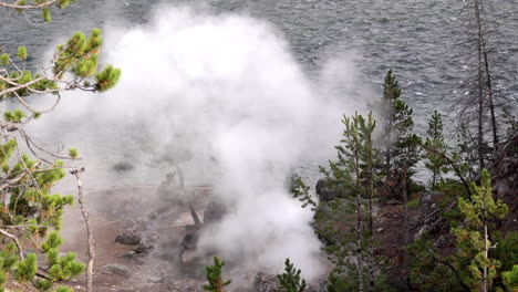 Dampf-Steigt-Aus-Einer-Geothermischen-Funktion-Neben-Einem-Fluss-Im-Yellowstone-Nationalpark-Auf
