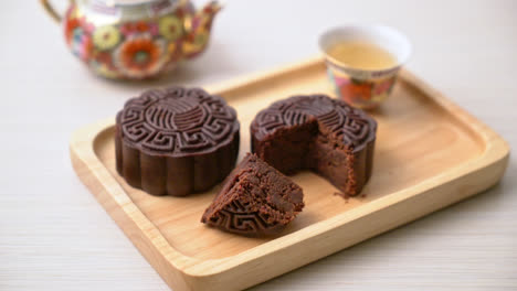 Chinesischer-Mondkuchen-Mit-Dunklem-Schokoladengeschmack-Auf-Holzplatte