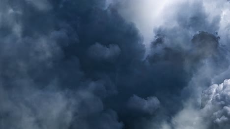 Sicht-Rücken-Cumuluswolken-Mit-Einem-Gewitter-Näher-Am-Himmel