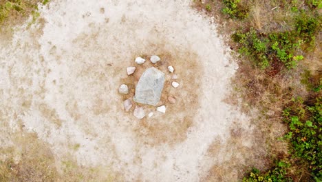Círculos-De-Piedra-Antiguos:-Un-Sitio-Arqueológico-Llamado-Kamienne-Kregi-Que-Contiene-Un-Antiguo-Túmulo-Funerario-Cerca-Del-Lago-Lesno-Dolne,-Polonia