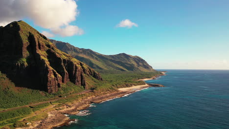 Hermosas-Montañas-Costeras-Con-Vehículos-Conduciendo-Por-La-Carretera-Costera-En-Verano-En-El-Oeste-De-Oahu,-Hawaii