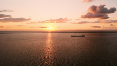 Picturesque-Sunset-By-The-Rippling-Sea-In-Lelystad,-Flevoland
