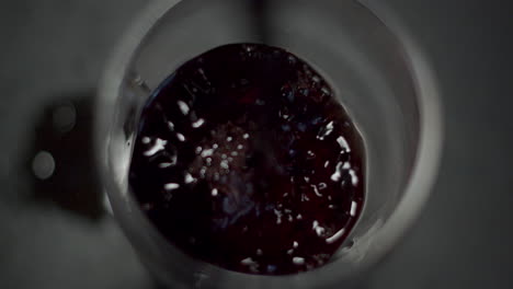 Rotwein-Von-Oben-Nach-Unten-In-Glas-Puoring-Und-Etwas-Auf-Den-Tisch-Verschütten