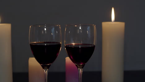 Zwei-Gläser-Wein-Auf-Einem-Kerzenbeleuchteten-Tisch