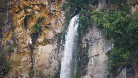 Water-coming-out-of-rock-turning-into-Sipiso-Piso-Waterfall-in-North-Sumatra,-Indonesia