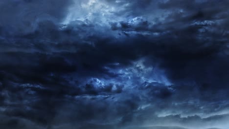 Una-Nube-Azul-Oscuro-Moviéndose-Con-Una-Tormenta-Eléctrica-En-Ella