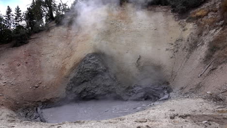 Geothermischer-Schlammtopf-Kocht-Und-Dampft-Am-Fuß-Des-Hügels