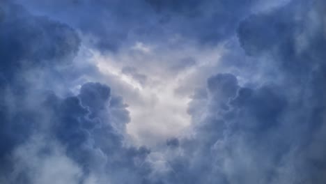 Cumulus-Wolken-Näherten-Sich-Am-Himmel-Mit-Einem-Gewitter-In-Ihnen,-Das-Aufblitzte