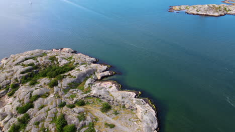 Die-Wunderschöne-Insel-In-Saltholmen,-Göteborg,-Umgeben-Von-Tiefblauem-Ozean-Im-Sommer---Luftaufnahme