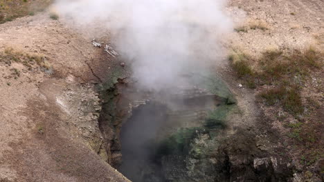 Nahaufnahme-Von-Dampf,-Der-Von-Der-Drachenmündungsquelle-Im-Yellowstone-Nationalpark-Aufstößt
