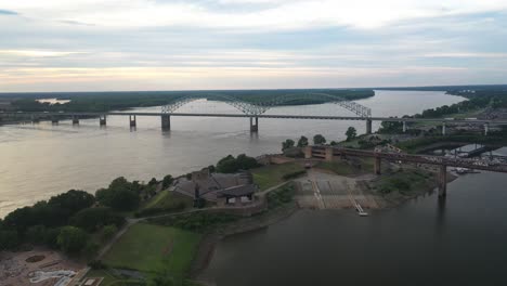 Aerial-View-of-Hernando-de-Soto-Bridge-Above-Mississippi-River-Between-Tennessee-and-Arkansas-States,-Memphis-USA