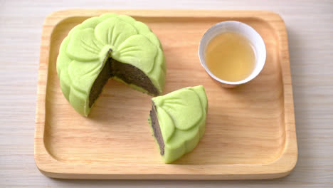 Chinesischer-Mondkuchen-Mit-Grünem-Tee-Und-Schwarzem-Sesamgeschmack